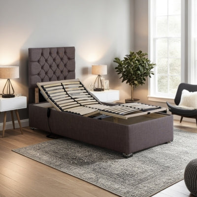 Cama articulada com cabeceira e pernas elevadas em um quarto